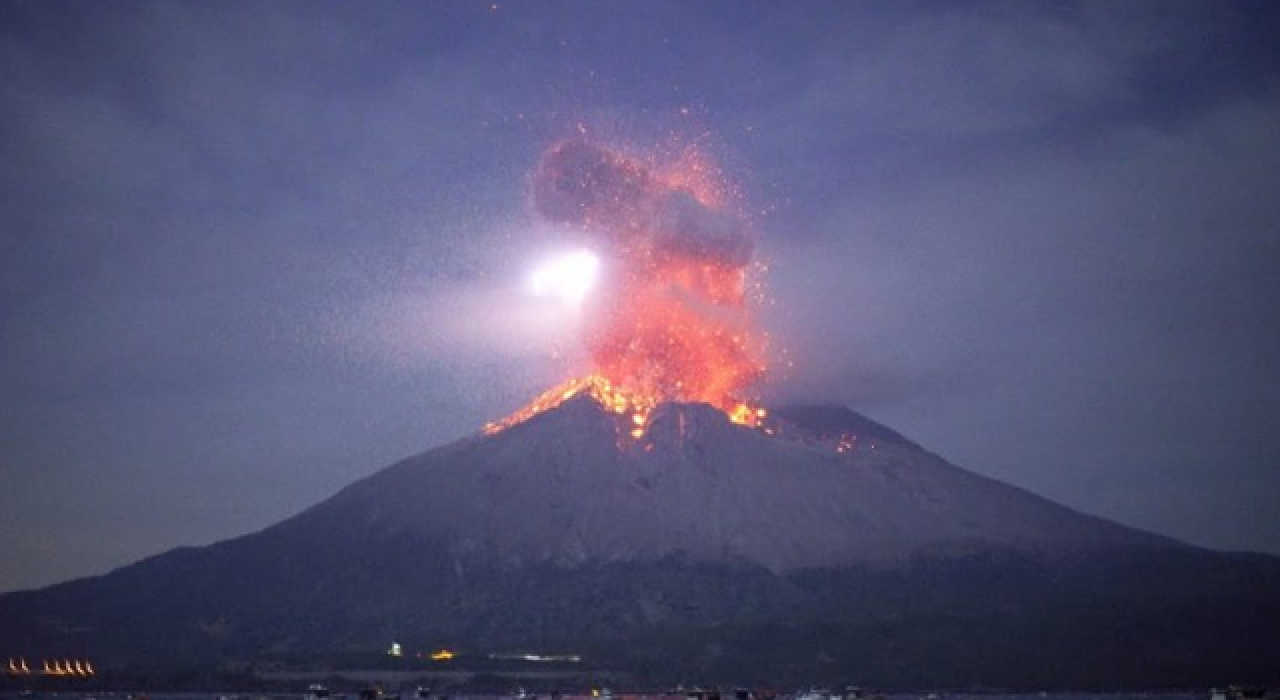 Japonya'nın en aktif yanardağı Sakurajima'da patlama!