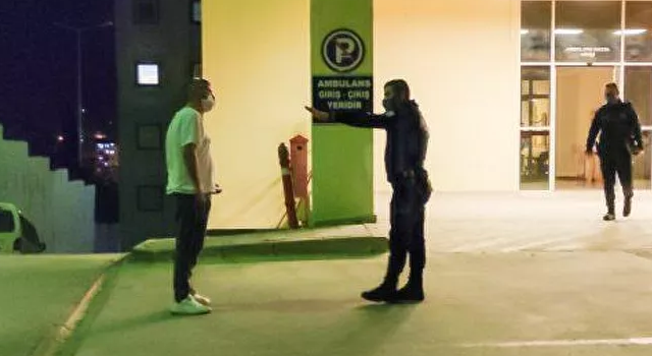 Koronavirüslü adam, polisin yüzüne tükürdü, ailesine teslim edildi