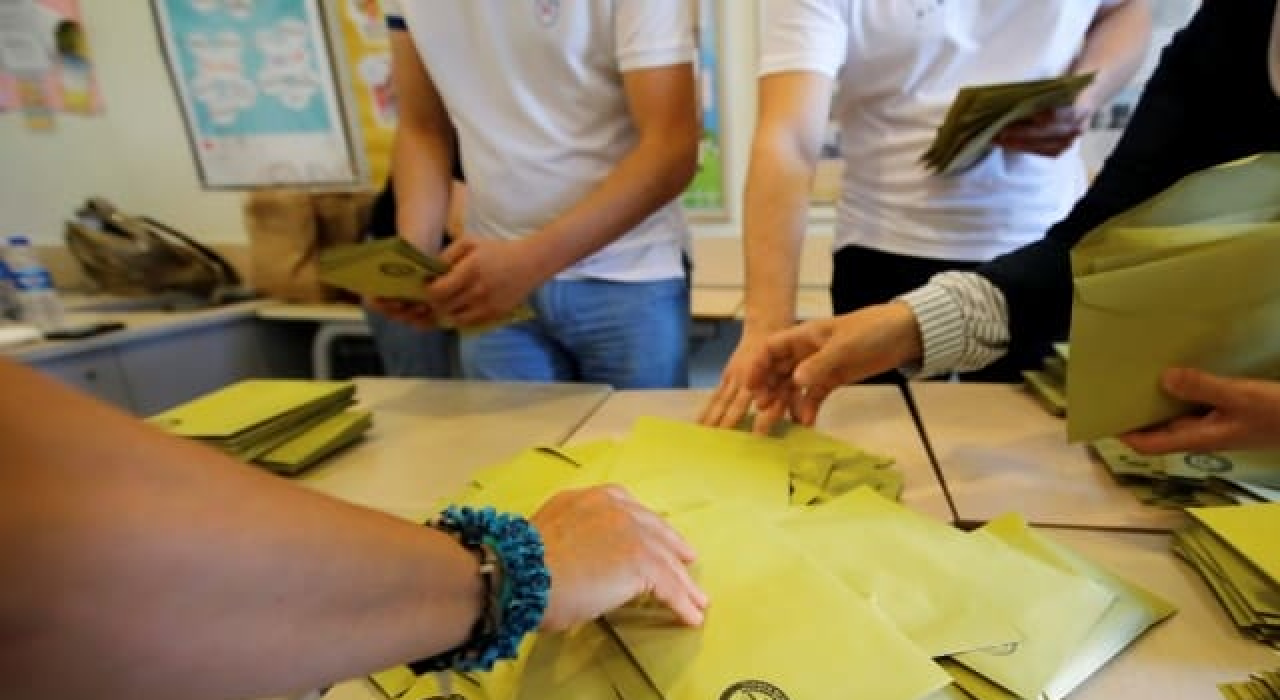 Oy kullanmak için "üç ay ikamet" şartı