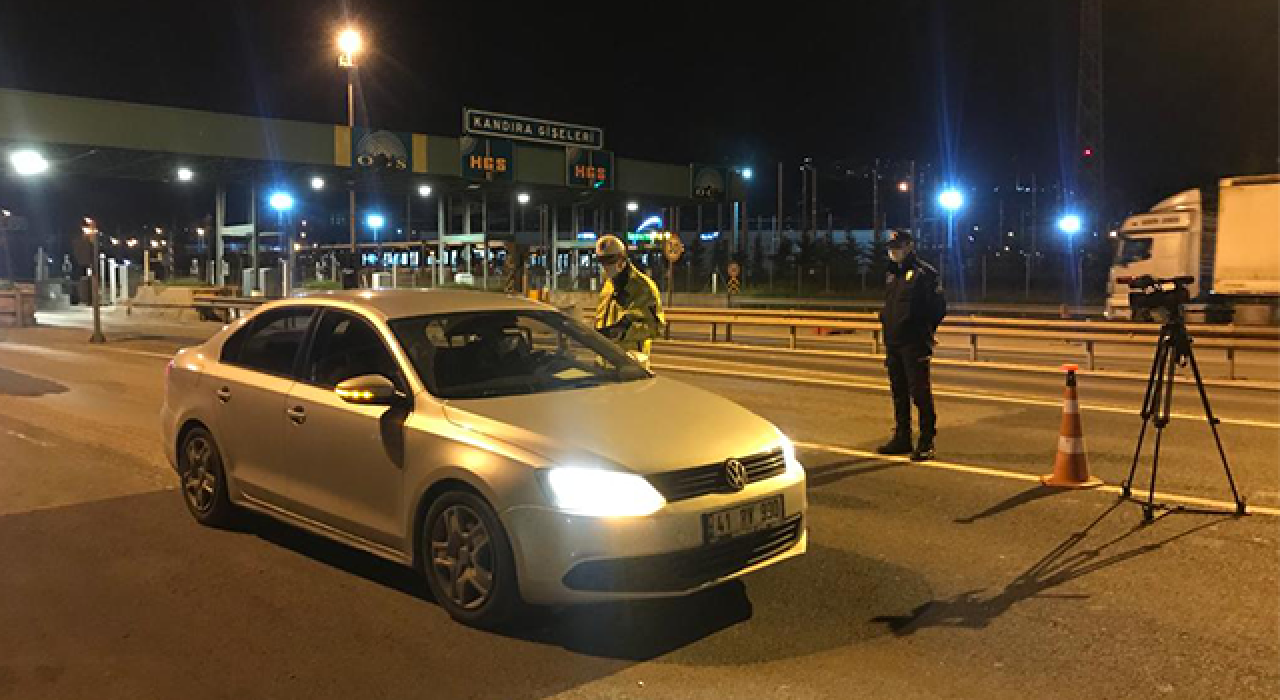 Seyahat kısıtlaması başladı, izinsiz çıkanlar polise yakalandı