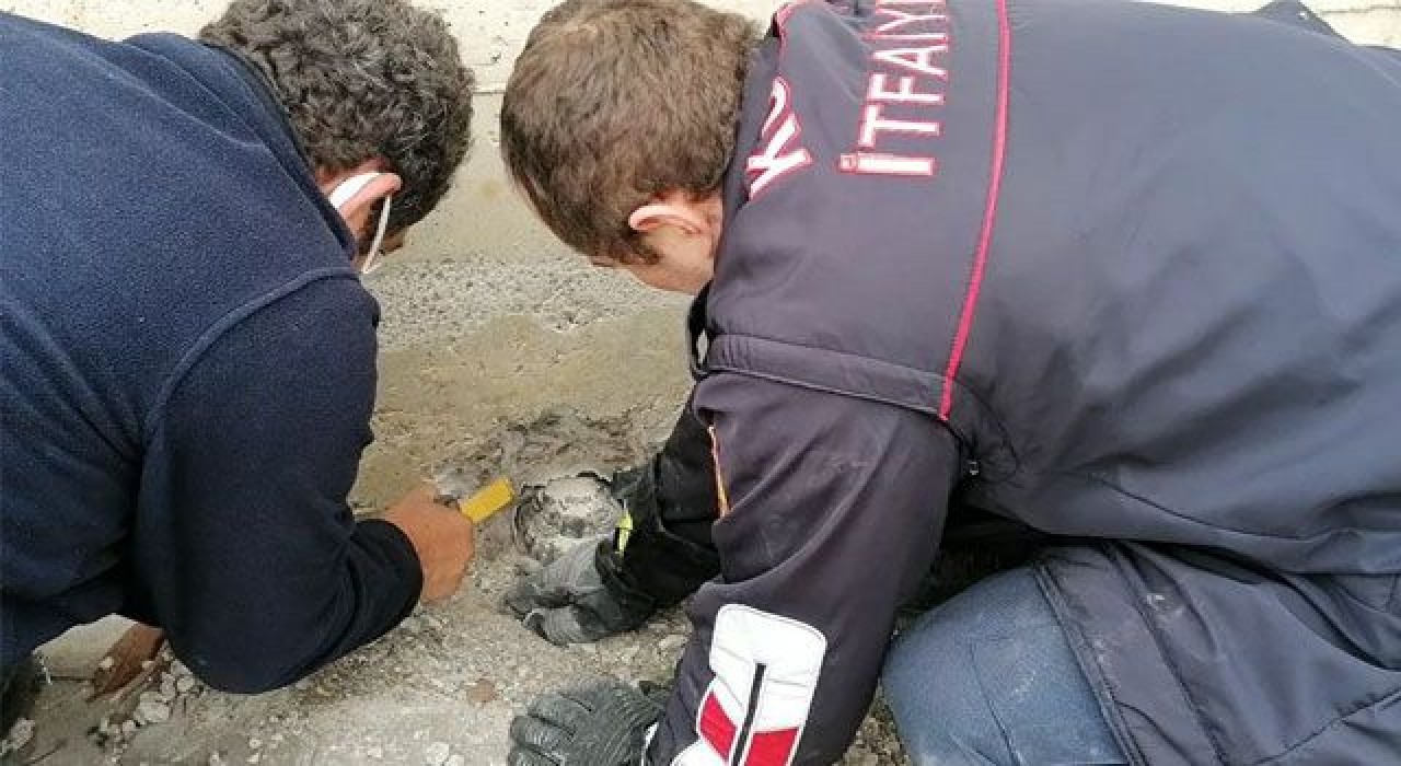 Su tahliye borusuna sıkışan kaplumbağa 1 saatte kurtarıldı