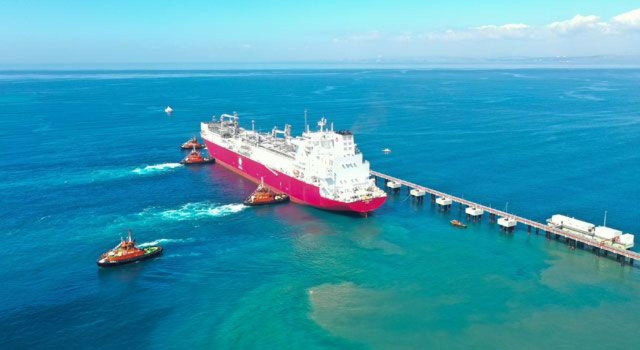 Türkiye'nin ilk doğalgaz depolama gemisi Ertuğrul Gazi, Hatay'da