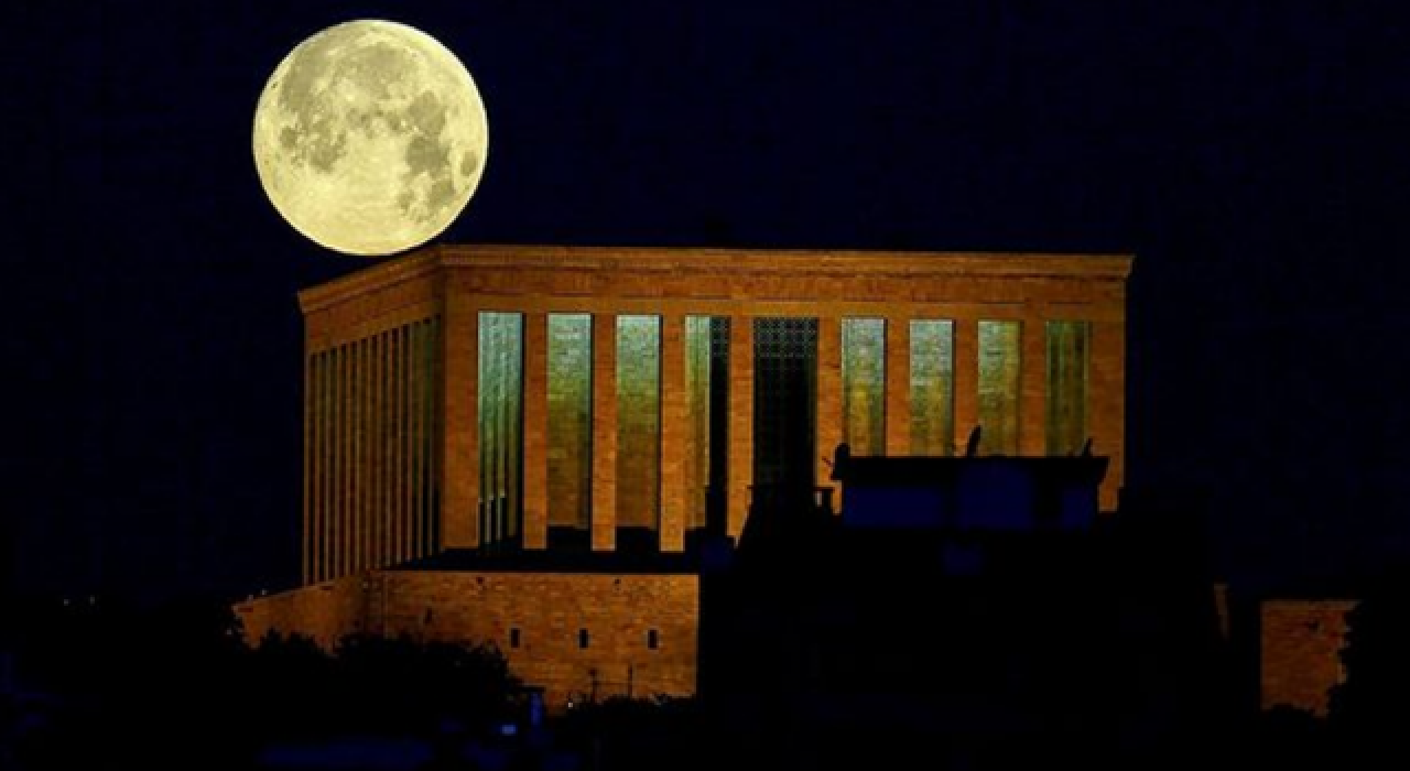 Anıtkabir'de Süper Çiçek Kanlı Ay tutulması