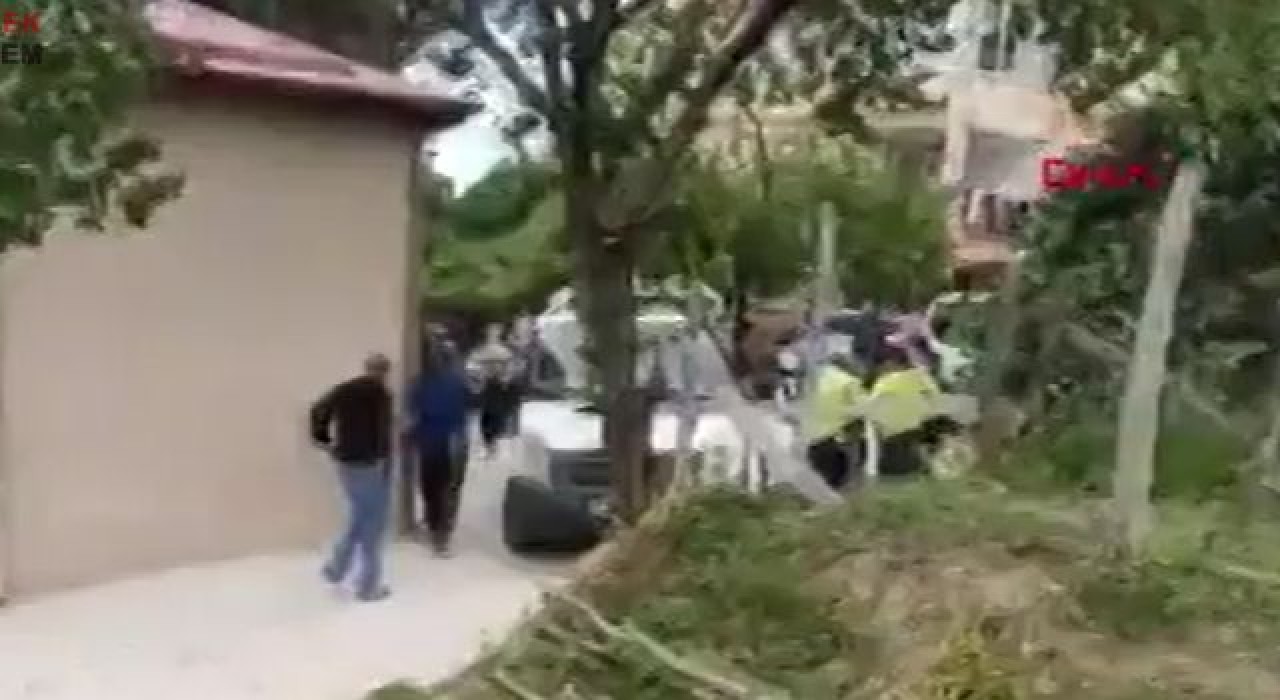 Annesinin boğazını kesti, kardeşini ve polisleri yaraladı
