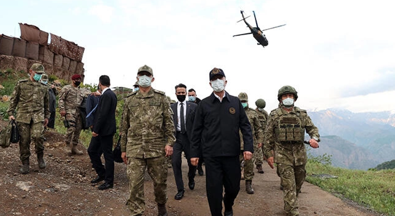 Bakan Akar ve komutanlar Kuzey Irak'ta