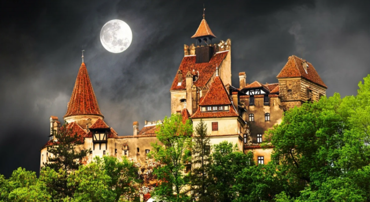 Drakula'nın şatosunda aşı olanlar "100 yıllık giriş hakkı kazanıyor"