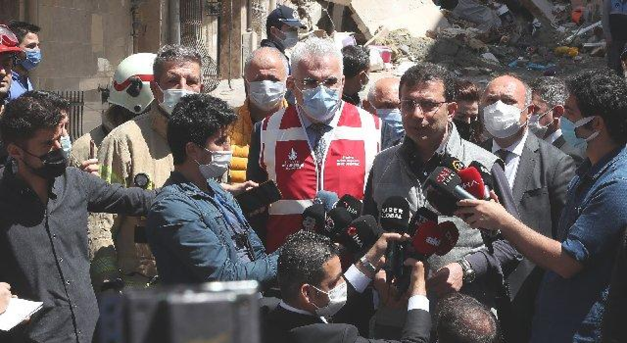 İmamoğlu, çöken binanın enkazında inceleme yaptı