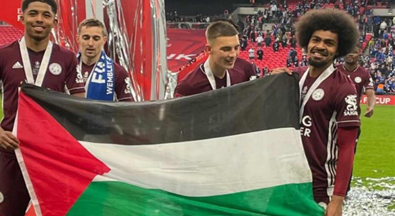 İngiltere Federasyon Kupası finalinde Filistin Bayrağı