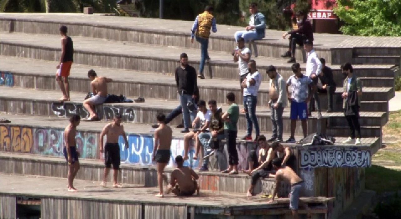 Karaköy’de deniz sefası!.. Gençler bıktı, yasaklara aldırmıyor artık