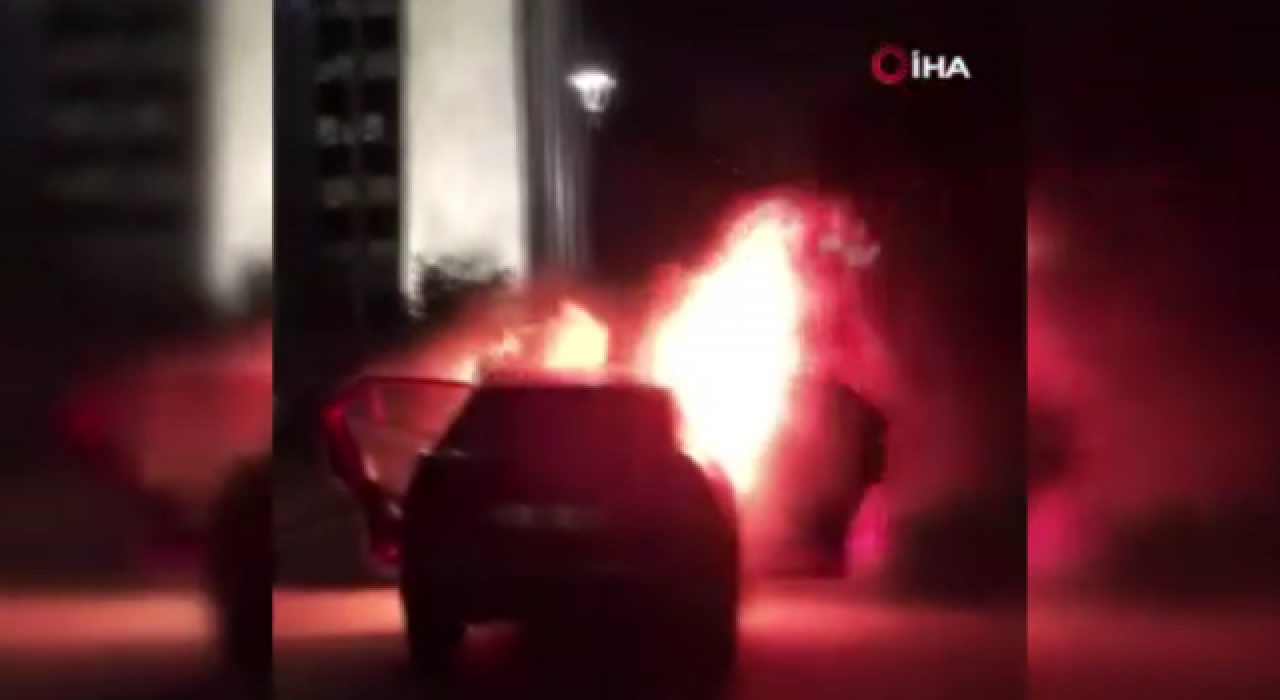 Protesto amacıyla İsrail Konsolosluğu önünde kendi arabalarını ateşe verdiler