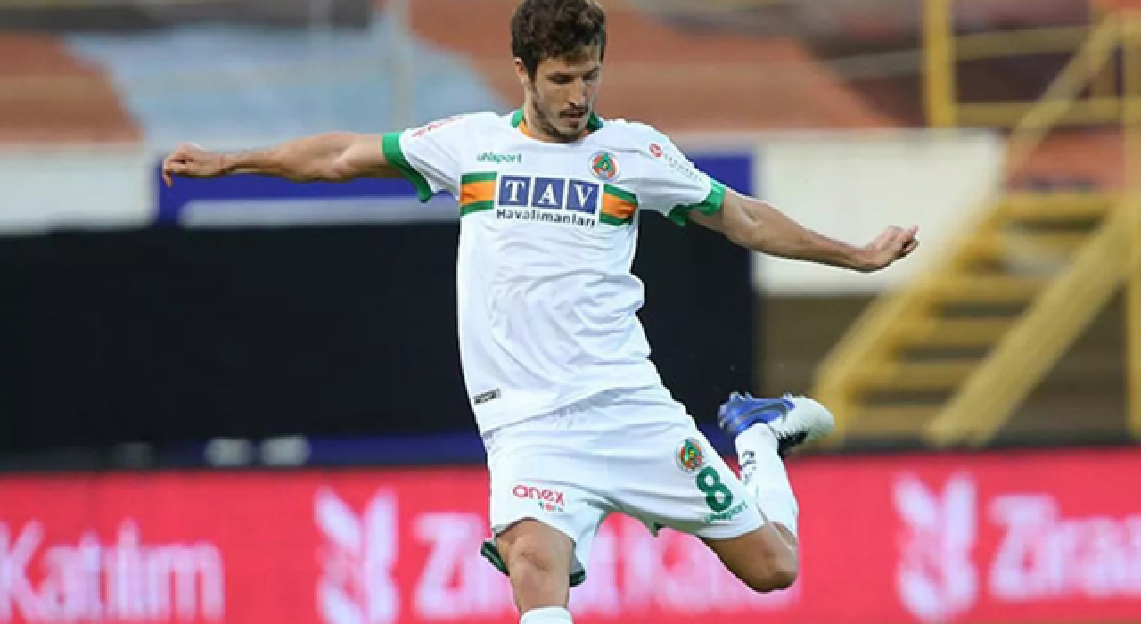 Salih Uçan'ın menajerinden açıklama: Süper Lig'den "üç büyük" takım ilgileniyor