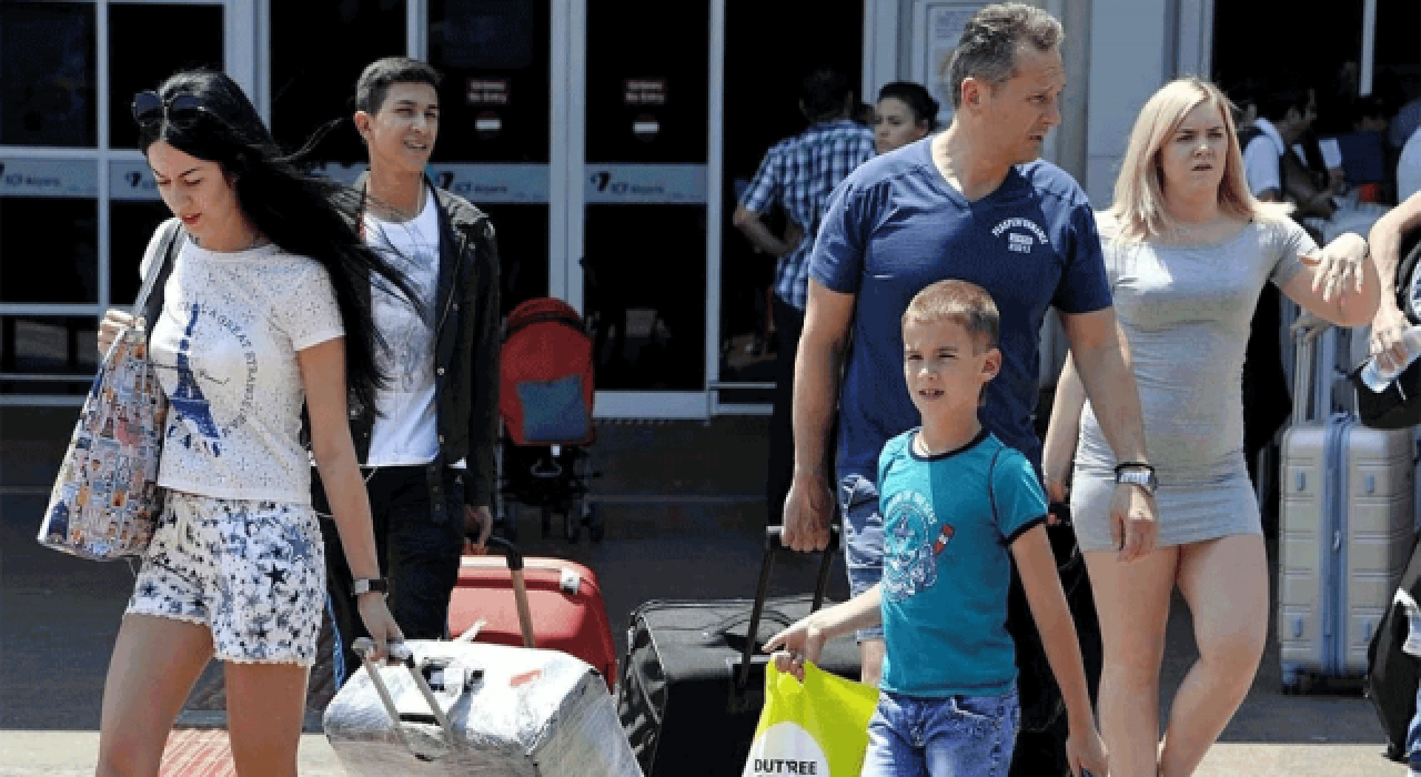Antalya'ya 8 günde, 120 bin Rus turist geldi