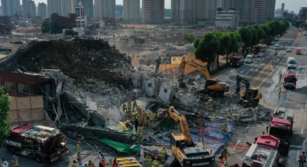 Güney Kore’de 5 katlı bina devrildi