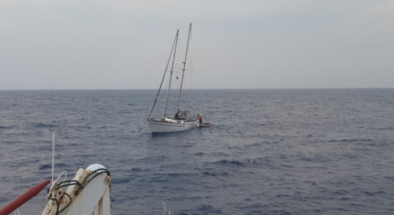 Marmaris açıklarında lastik bottaki 10 düzensiz göçmen kurtarıldı