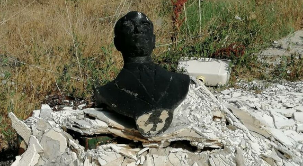Atatürk büstünü yakıp çöpe attılar!