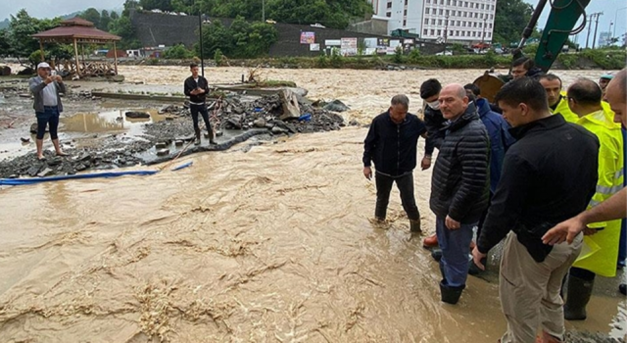Bakan Soylu, sele teslim olan Rize ve Artvin'i ziyaret etti