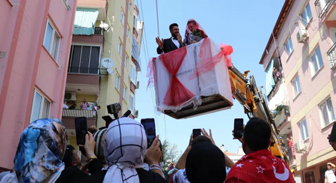 Damat, gelini yaşadığı evden süslediği vinçle aldı