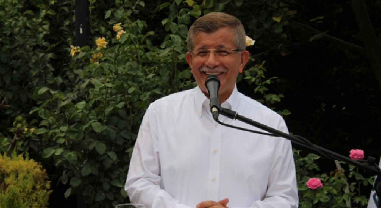 Davutoğlu, partililerle Konya'daki evinde bayramlaştı