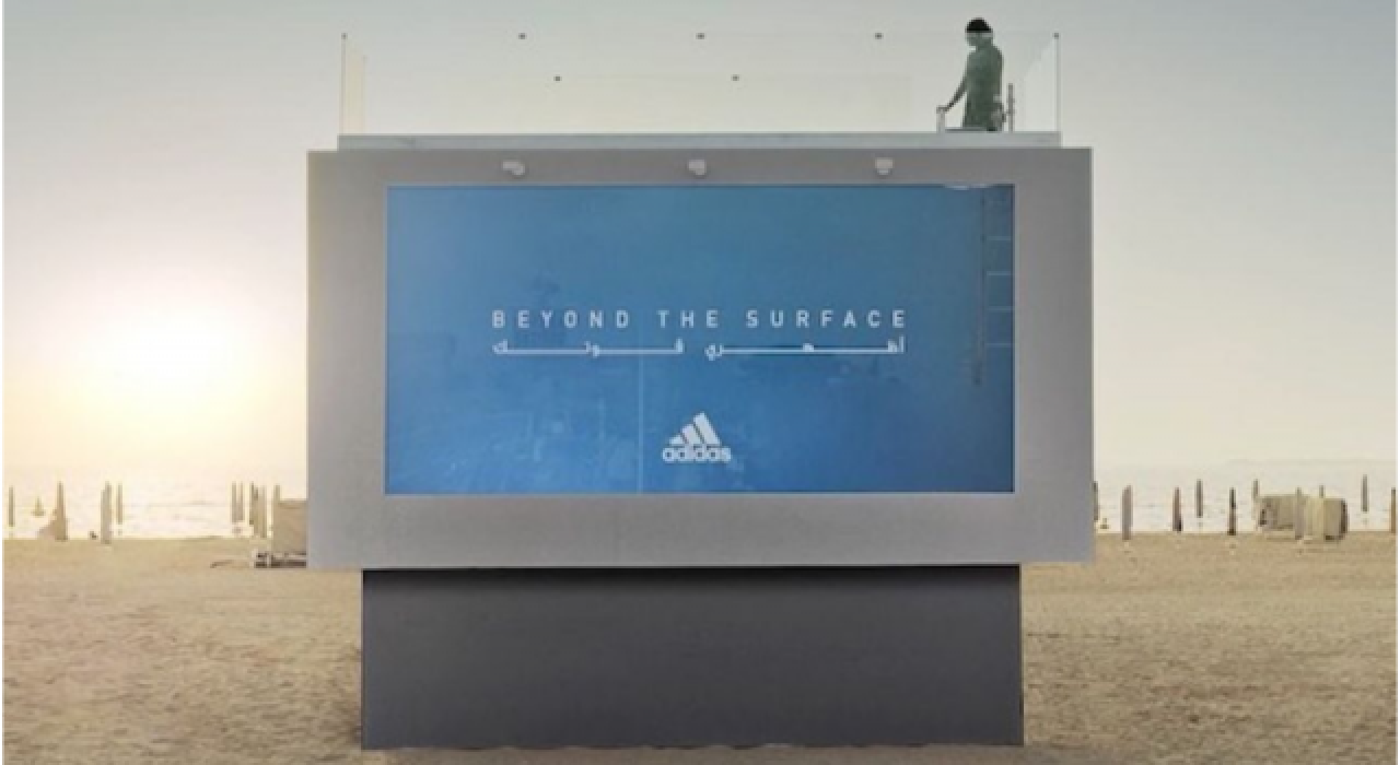 Dünyanın ilk havuz konseptli reklam panosu