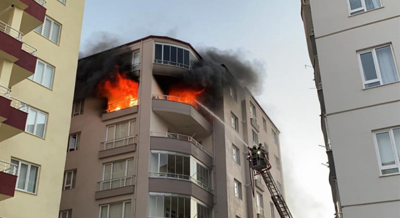 Ev yangınında faciadan dönüldü: 10 kişi hastaneye kaldırıldı