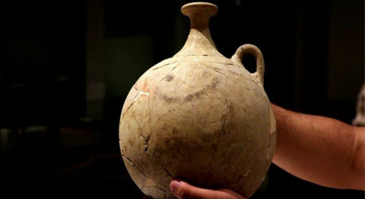 Gaziantep'te üzerinde "gülücük" olan 3700 yıllık matara bulundu