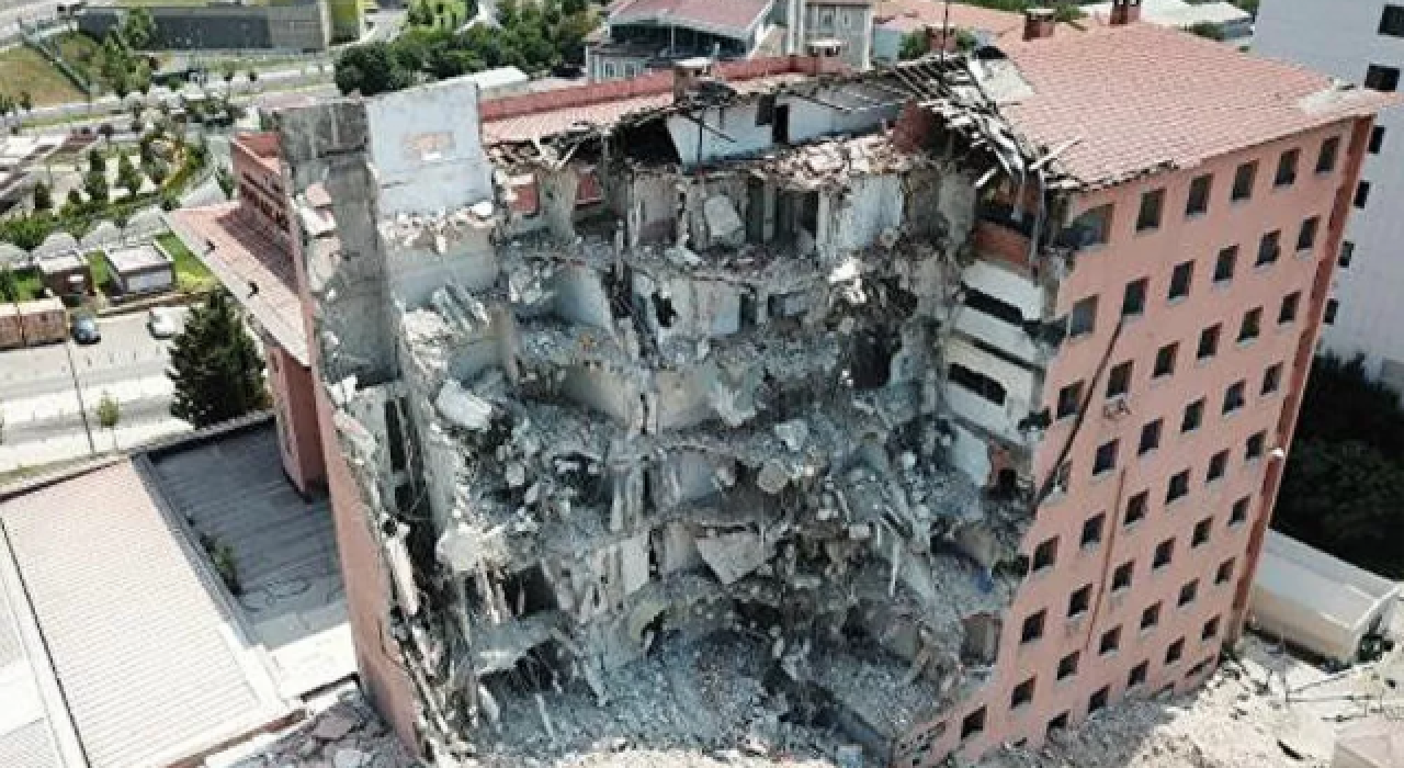 Haydarpaşa Numune Hastanesi'nin dahiliye binasında yıkıma başlandı