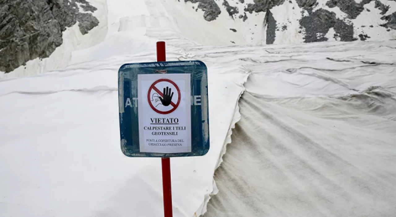 İtalyanlardan Presena buzulunun erimesine karşı muşamba önlemi