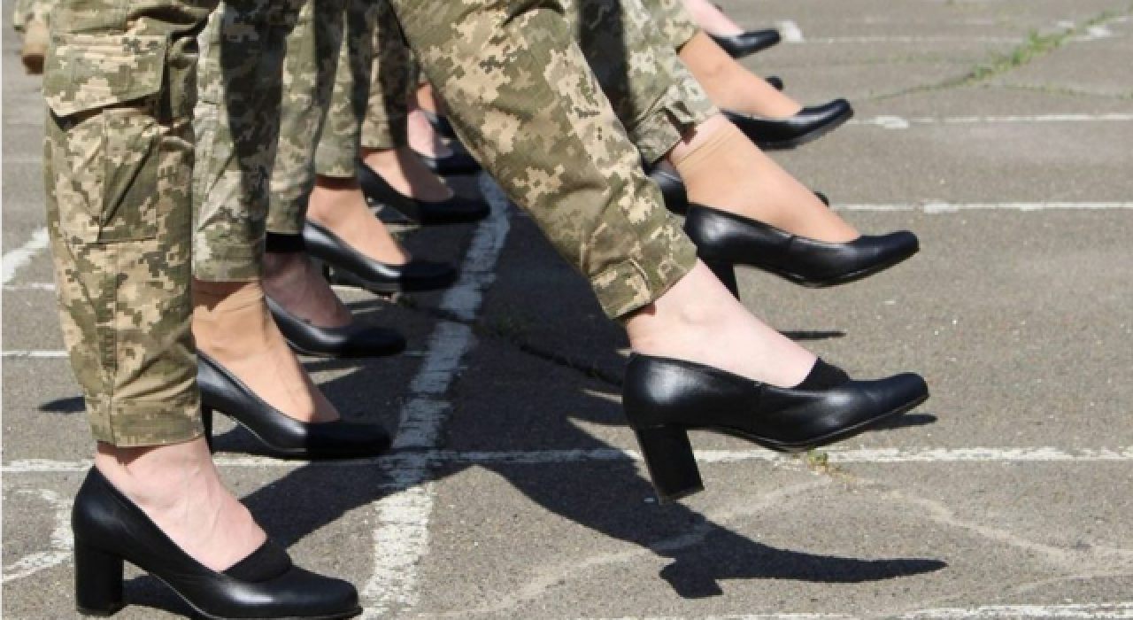 Kadın askerlere topuklu ayakkabıyla tören provası tepki çekti