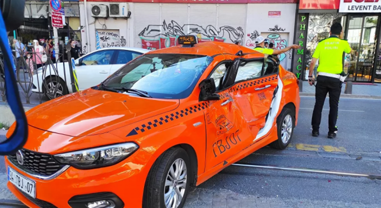 Karaköy'de tramvay, taksiyle çarpıştı: 1 yaralı