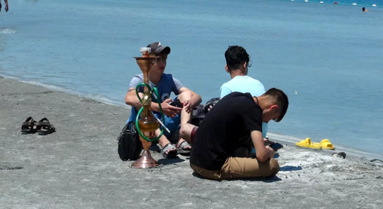 Salda Gölü'nde nargile içip, çamur banyosu yaptılar