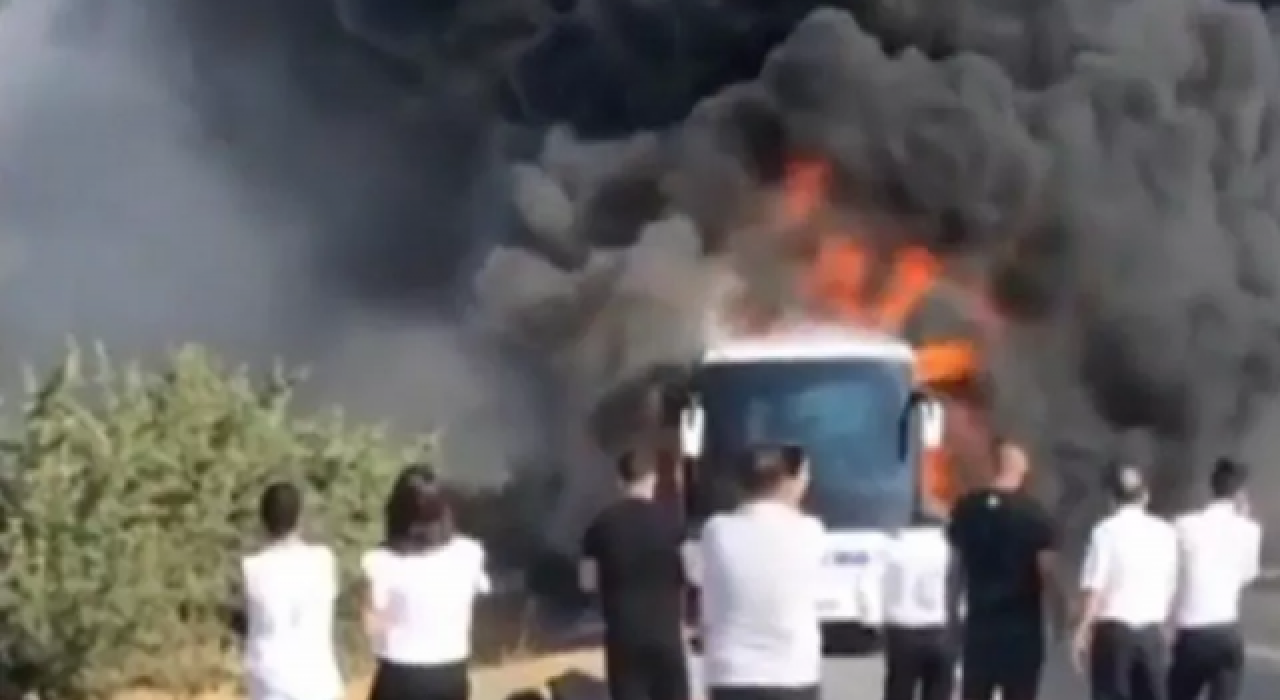Seyir halindeki yolcu otobüsü yandı
