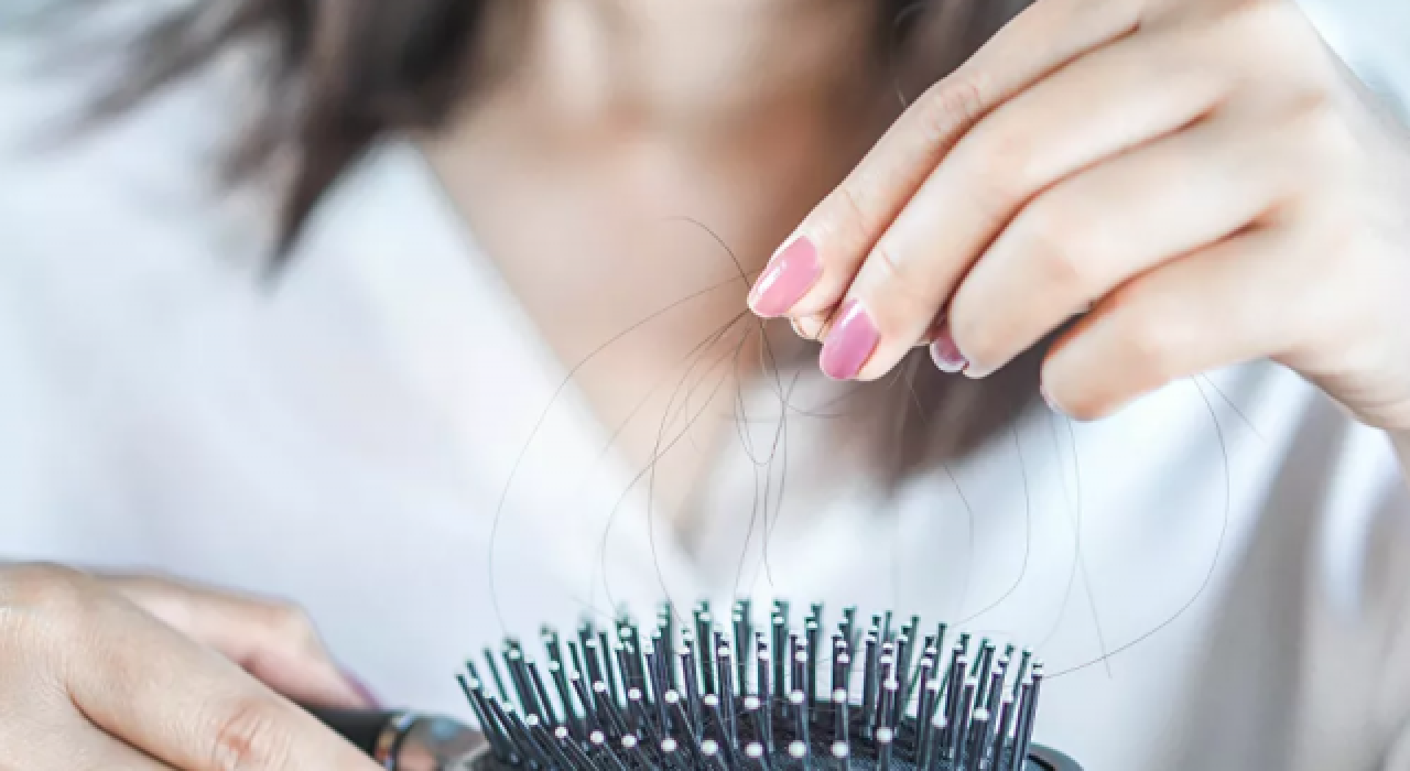 Uzmanı uyardı: Günde 100 telin üzerinde saç dökülmelerinde önlem şart