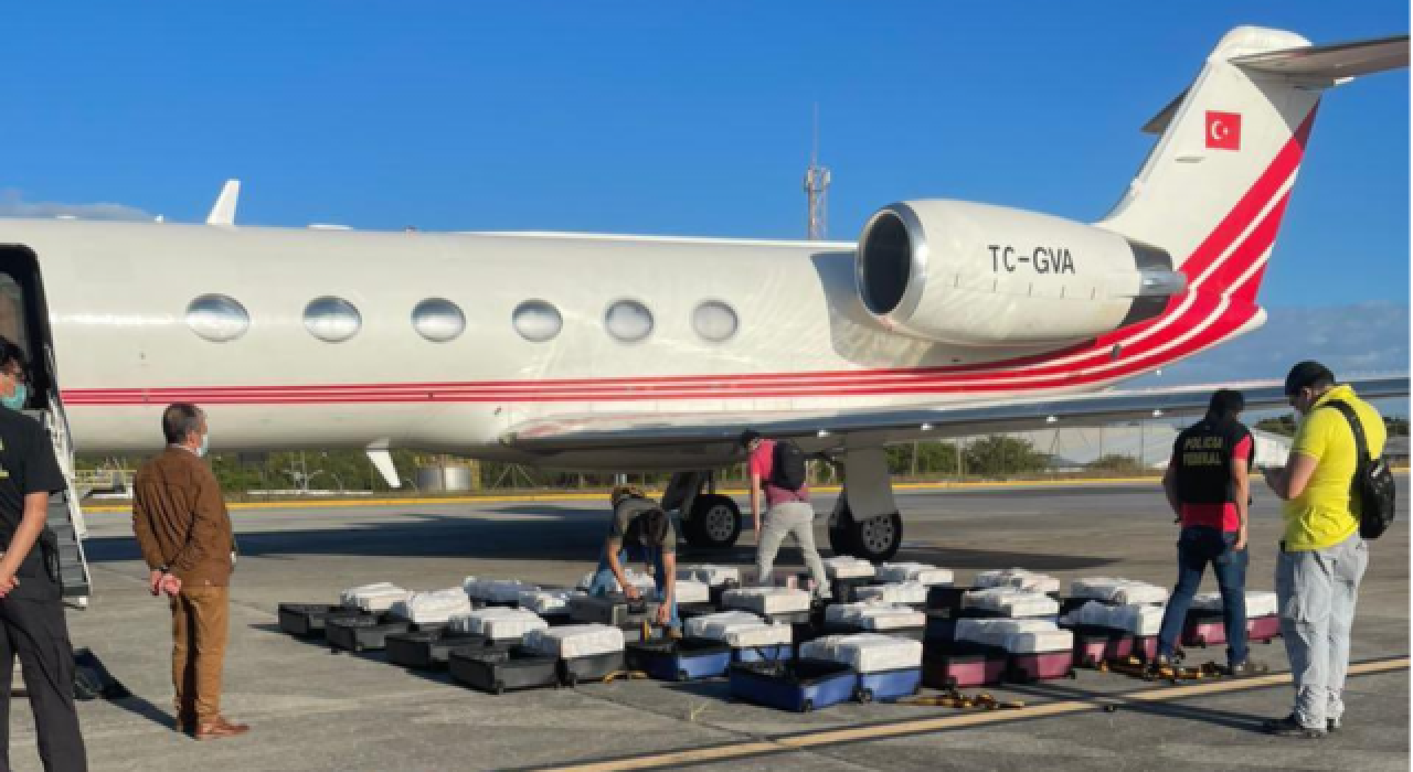 1.3 ton kokain çıkan o uçak, Türkiye tarihine geçen hangi iki seferi yapmıştı?