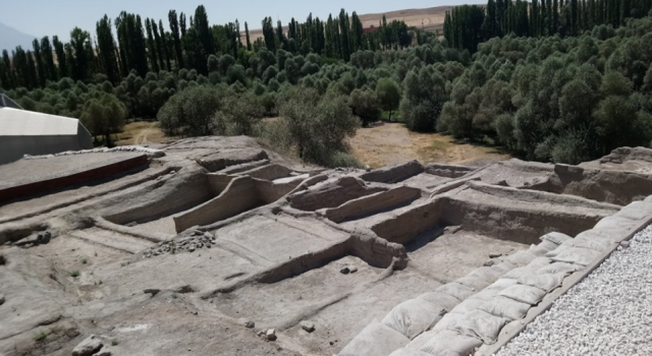 9 bin 500 yıllık, beyin ameliyatlı kafatası bulunan kadın "canlandırılacak"
