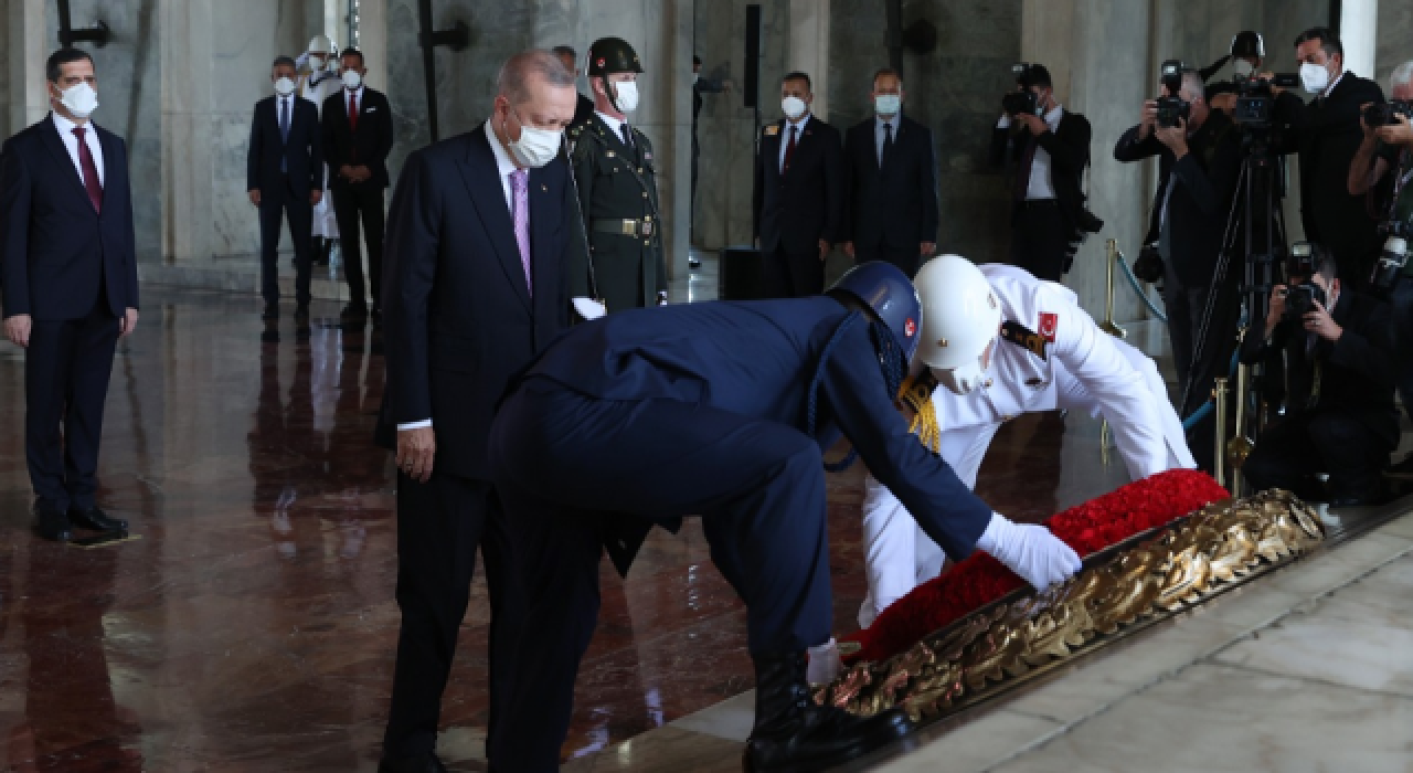 Erdoğan Anıtkabir'de Ata'nın huzurunda, "Türkiye Cumhuriyeti  emin ellerdedir"