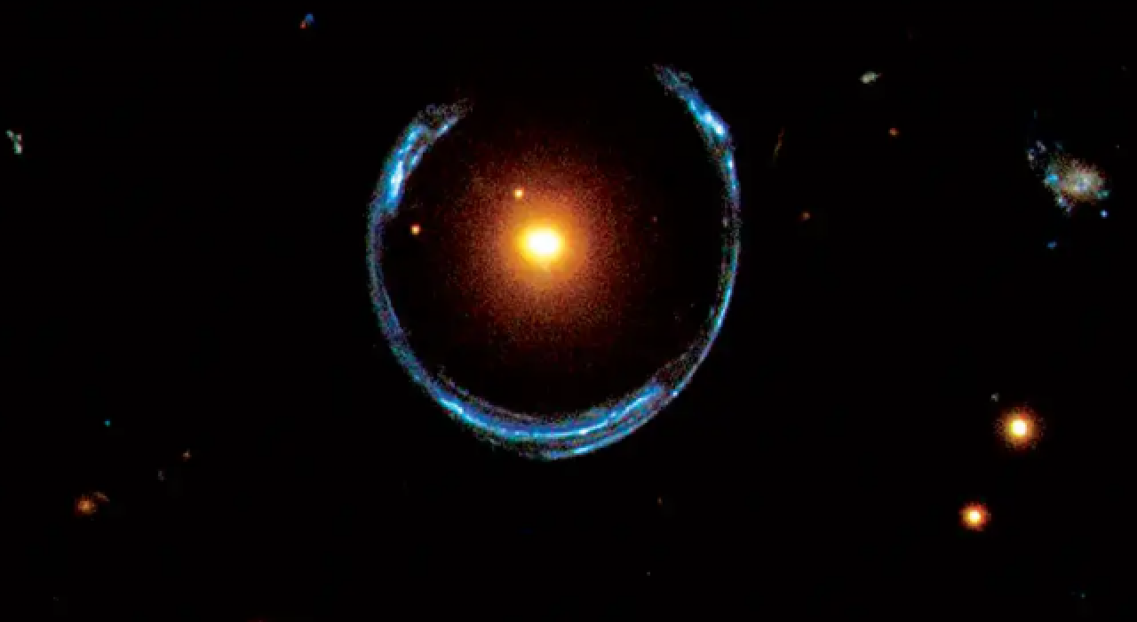 Hubble Teleskobu  "Einstein Halkası" Keşfetti