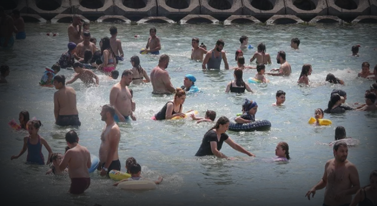 İstanbul'da Caddebostan sahilindeki halk plajında pazar yoğunluğu yaşandı