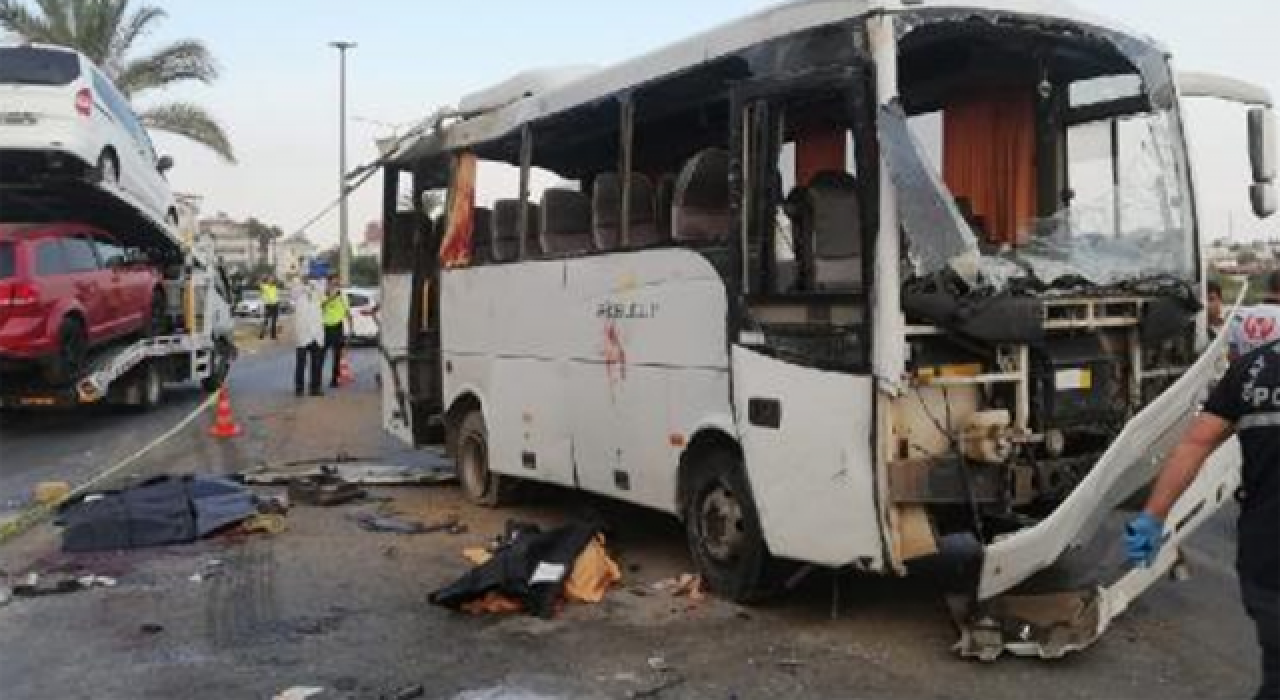 Manavgat’ta havaalanına yolcu taşıyan tur otobüsü kaza yaptı