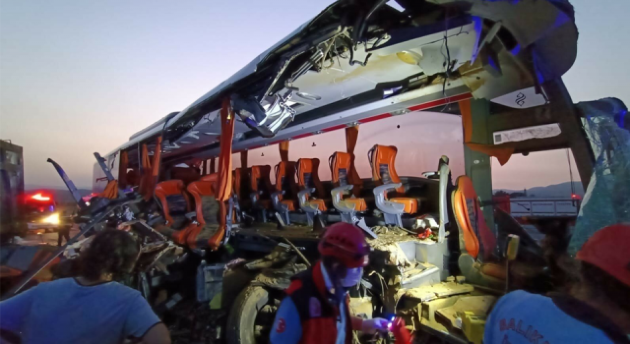 Manisa'da otobüs ile TIR çarpıştı: 9 kişi öldü, 30 kişi yaralandı