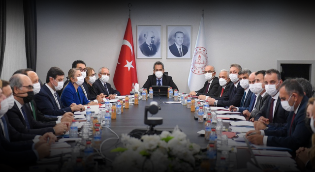 Milli Eğitim Bakanı Özer çevrim içi sınav açıklaması