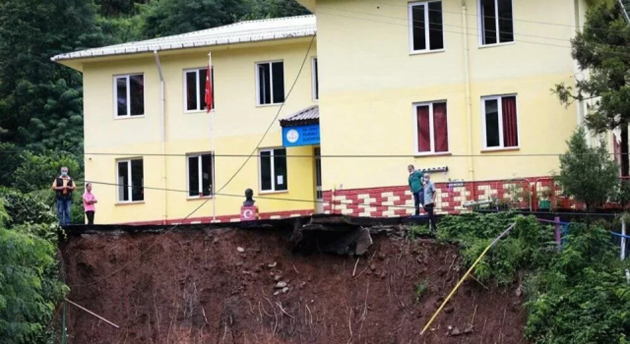 Rize'de heyelan: Okulun bahçesi çöktü