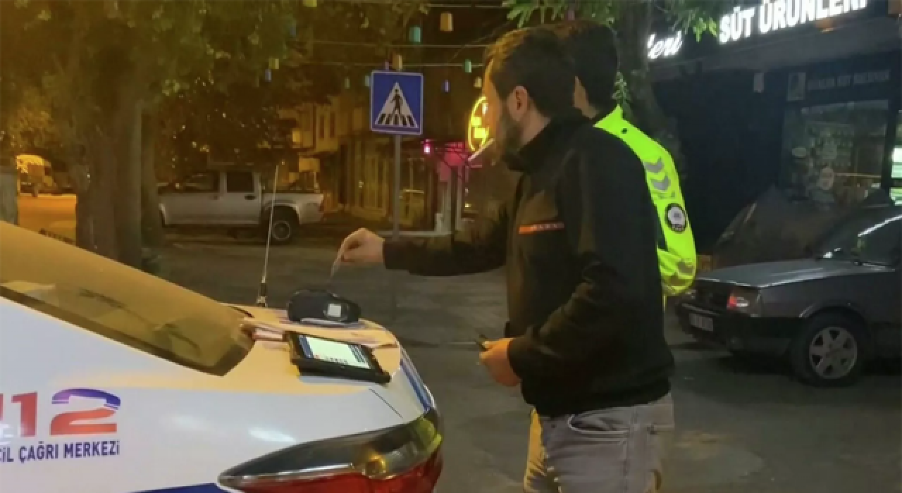 Alkollü sürücü alkolmetreyi pos cihazı zannedip ödeme yapmayı denedi