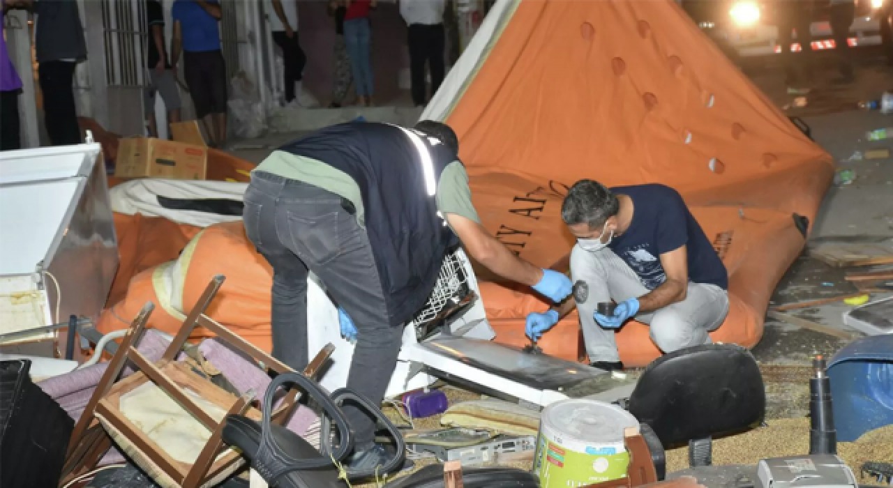 Ev sahibi ile tartışan kiracı, eşyaları sokağa attı