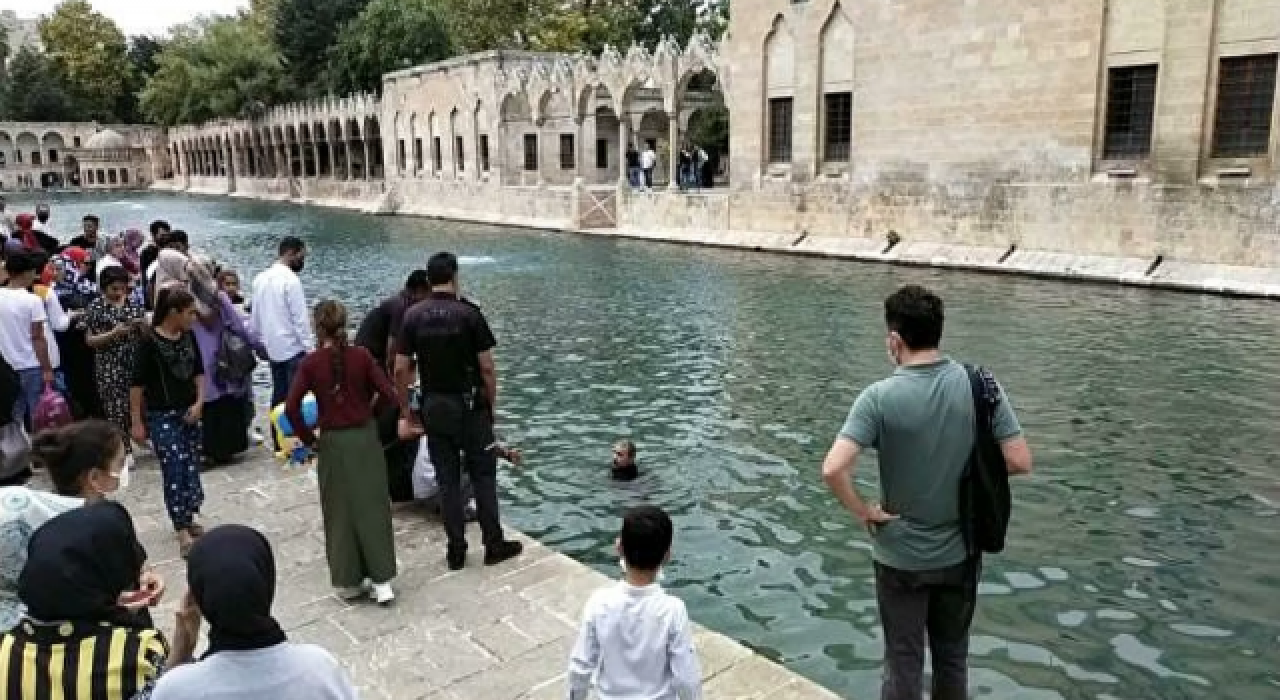 Herkesin önünde Balıklıgöl’e atlayıp yüzdü