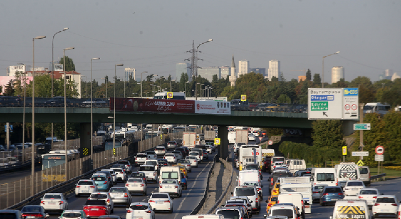 İstanbul'da haftanın son iş gününde trafik yoğunluğu yaşanıyor