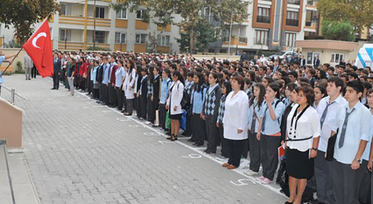 İstiklal Marşı okunurken ayağa kalkmayan müdür yardımcısı hakkında inceleme