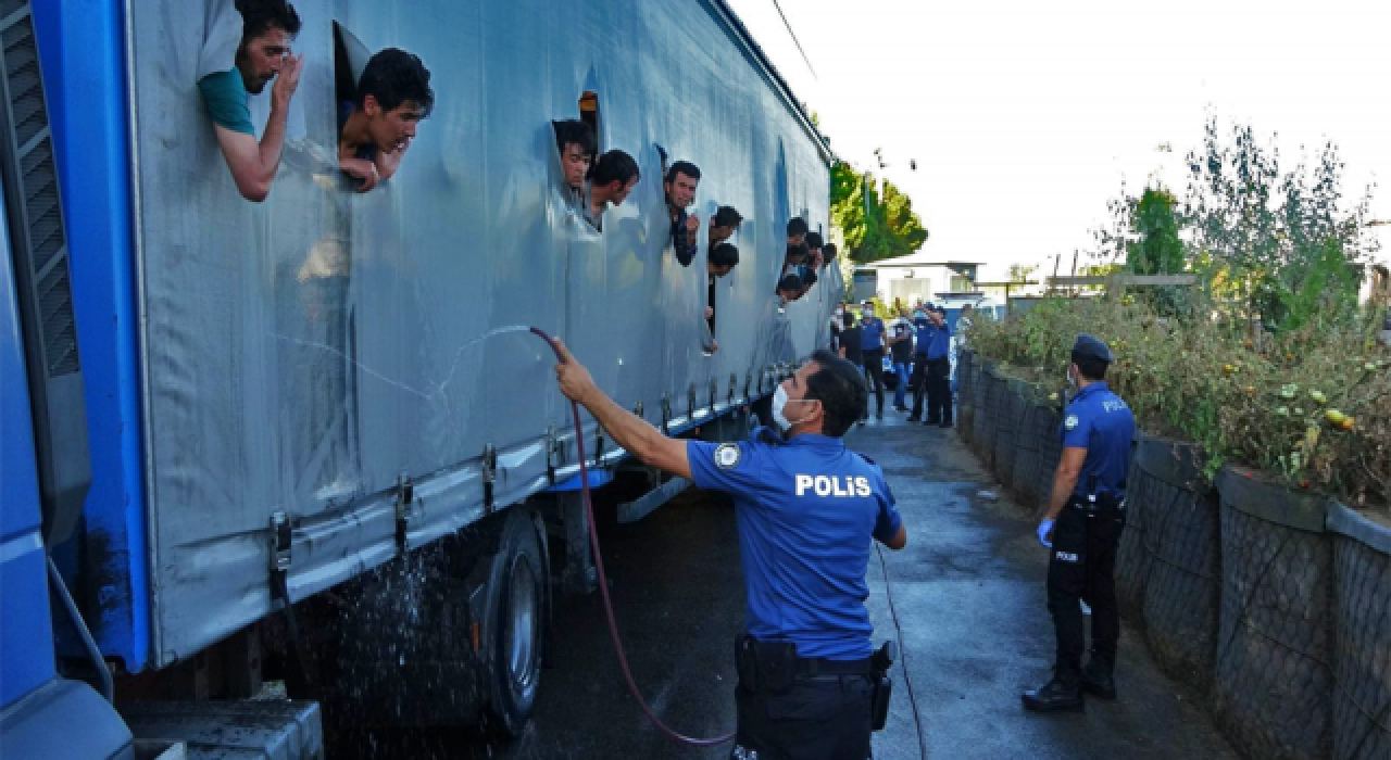 Kocaeli'de polisin durdurduğu TIR'dan 112 göçmen çıktı