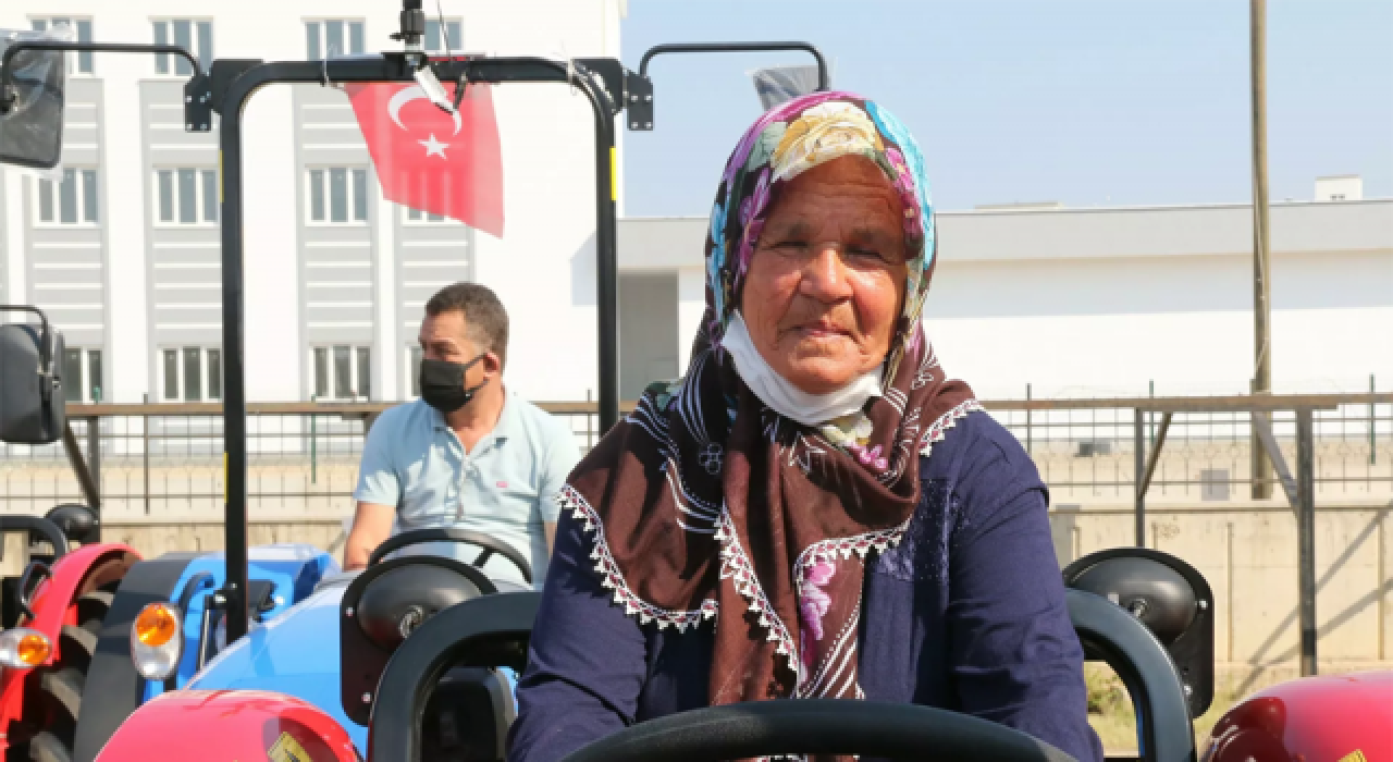 Manavgat yangınında traktörleri yanan 16 aileye son model yeni traktör