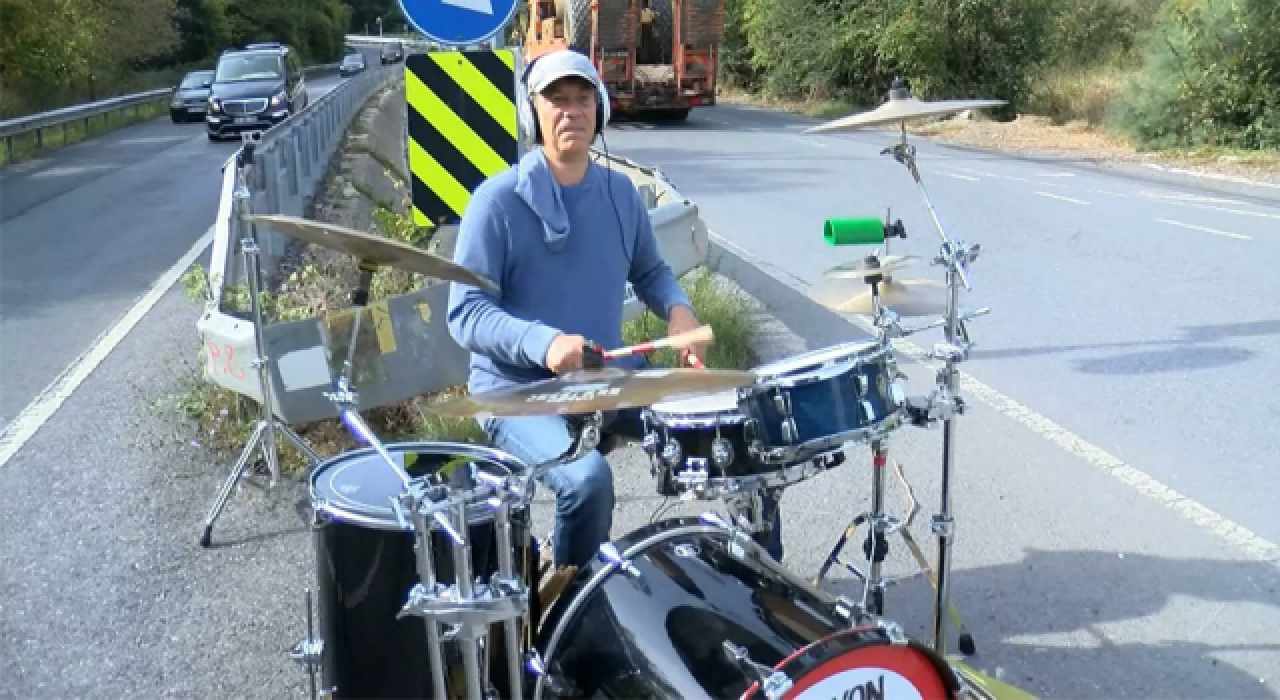 Müzisyenden kamyonculara yol ortasında baterili protesto