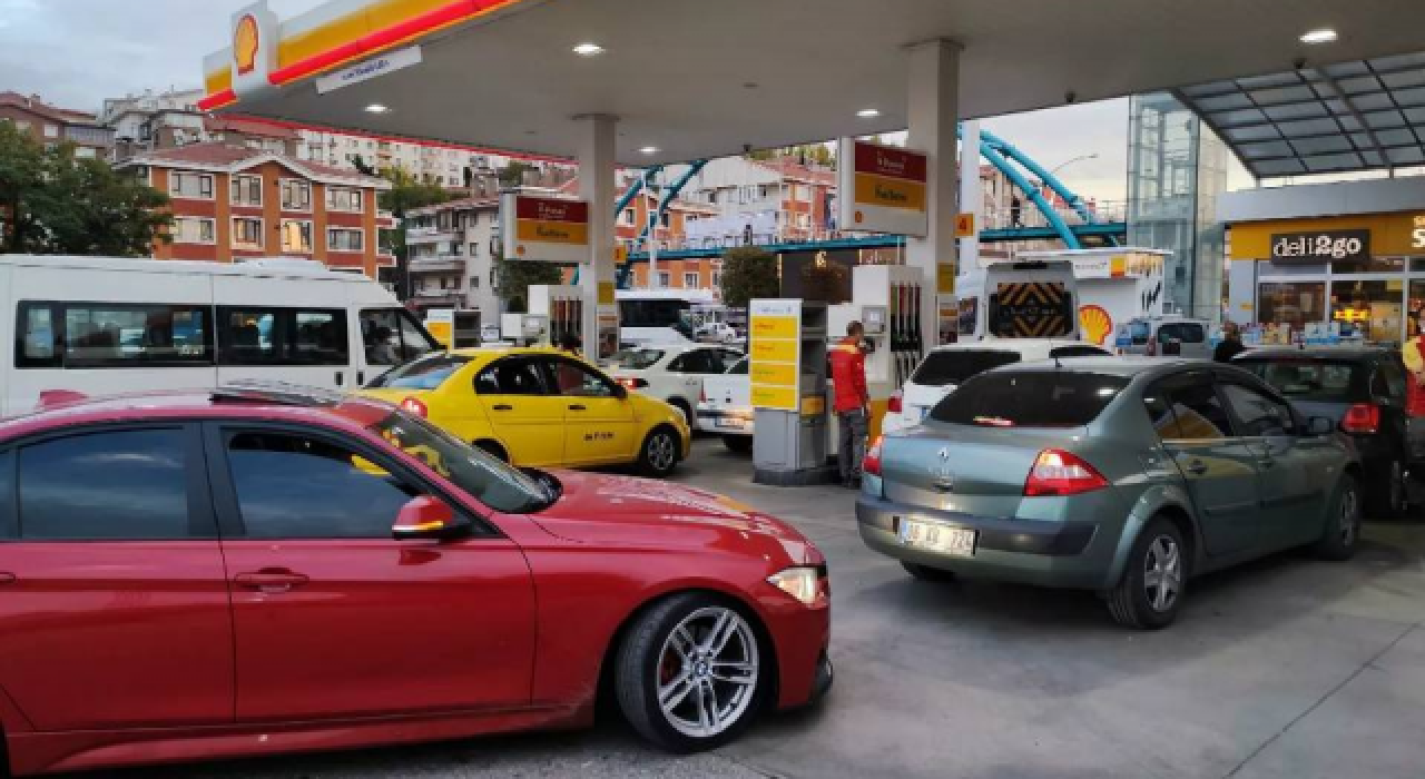 AK Partili Ahmet Hamdi Çamlı, zamdan sonra benzinlikte oluşan kuyruk "Bereket yoğunluğu"